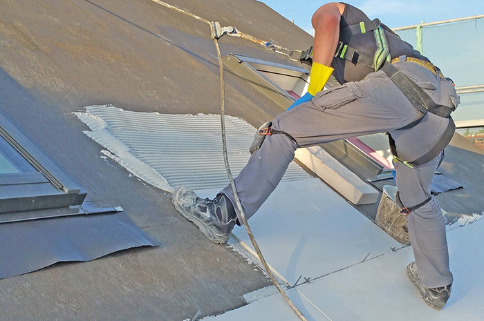 ¿Por qué es importante impermeabilizar la cubierta durante la rehabilitación del edificio?